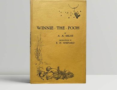 Winnie-the-Pooh Kitap ilk kez 14 Ekim 1926 tarihinde yayımlanmıştır. Serinin devamı niteliğindeki ve Christopher Robin ile dostlarının maceralarını tamamlayan ikinci kitabın adı ise The House at Pooh Corner (1928) olarak geçer.